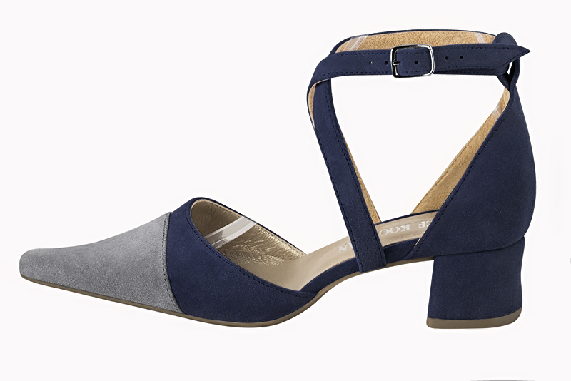 Dove grey and navy blue women's open side shoes, with crossed straps. Pointed toe. Low flare heels. Profile view - Florence KOOIJMAN